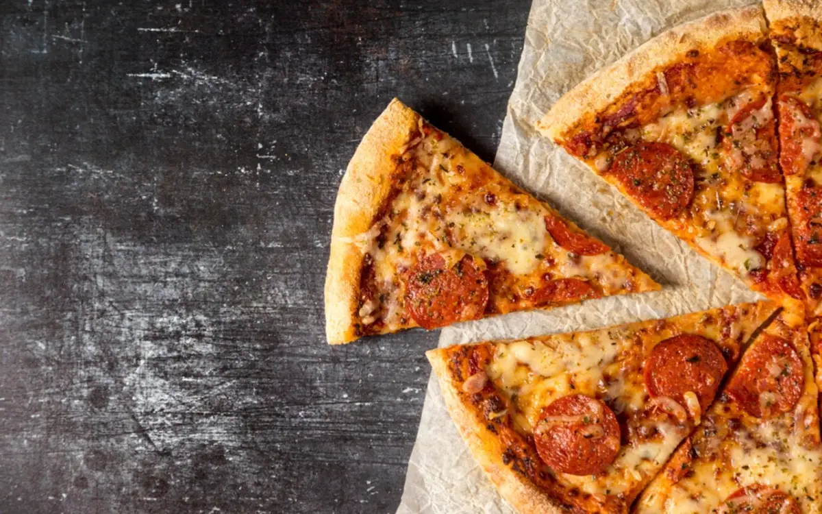 Dove mangiare la vera pizza romana: i locali consigliati dalle guide 2025 Dove mangiare la vera pizza romana: i locali consigliati dalle guide 2025