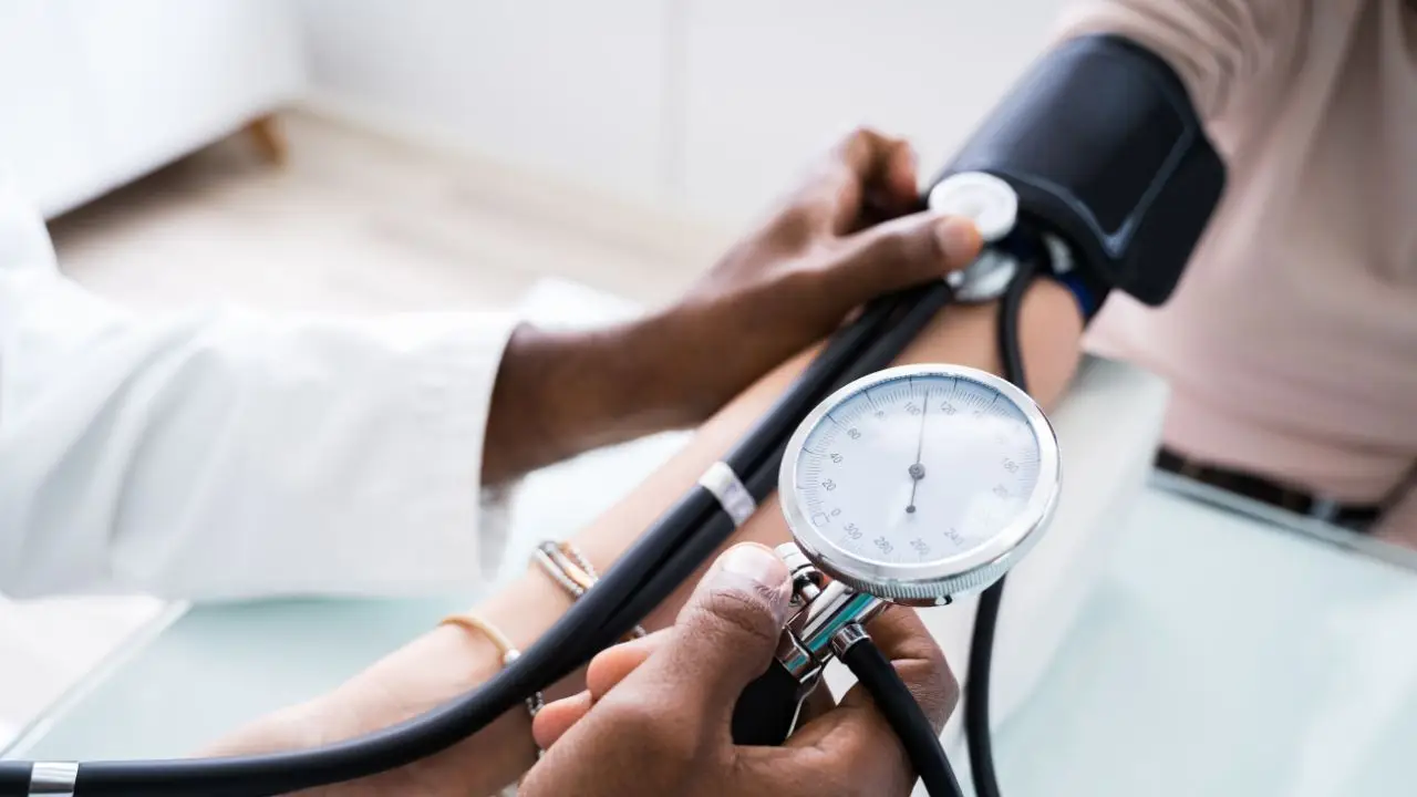 Come abbassare la pressione alta in estate: i 4 cibi freschi raccomandati dai cardiologi Come abbassare la pressione alta in estate: i 4 cibi freschi raccomandati dai cardiologi
